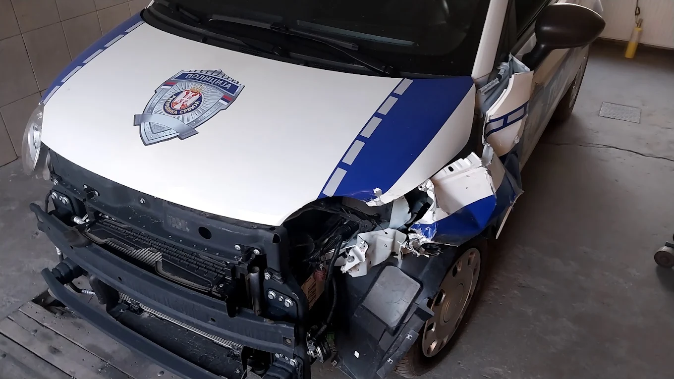 Policijsko vozilo sa oštećenom prednjom stranom pre popravke