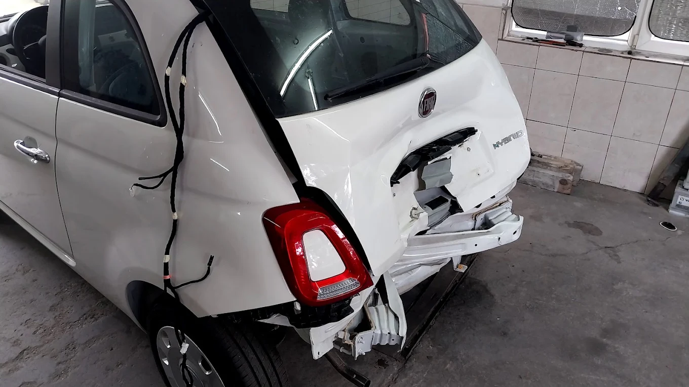 Fiat 500 sa oštećenim zadnjim delom pre popravke